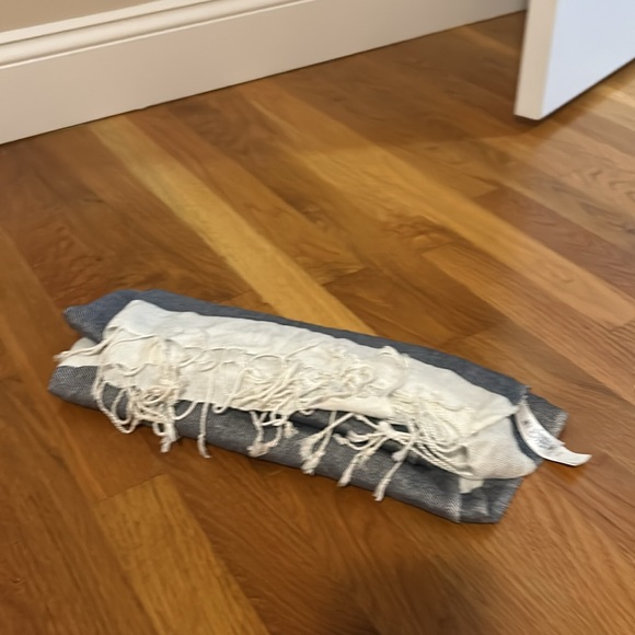 GAP scarf - Picture 4 of 4